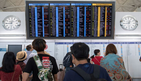 Hong Kong'da grev nedeniyle 200'ün üstünde uçuş iptal edildi