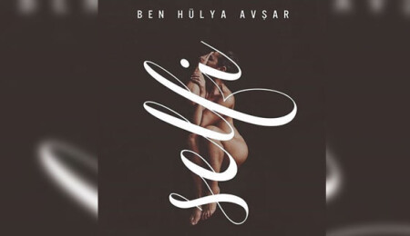 Hülya Avşar'dan film afişi için çıplak poz...