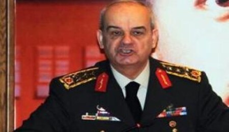 Başbuğ elini masaya vurdu ve..