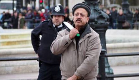 Elinde iki bıçakla saraya yürüdü