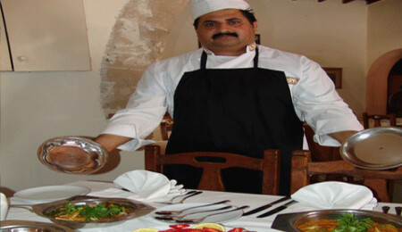 Court Yard Inn Restaurant'tan özel fırsat dolu geceler