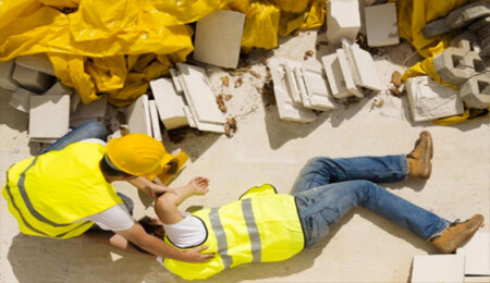 İş kazasında dört metreden düşen kişinin ayak topuğu kırıldı...