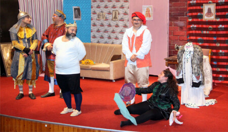 İskele Belediye Tiyatrosu, Kral Çıplak oyununu sahneledi