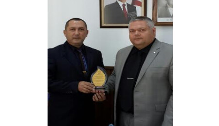 İskele Kaymakamı'ndan Kadirağa'ya plaket 