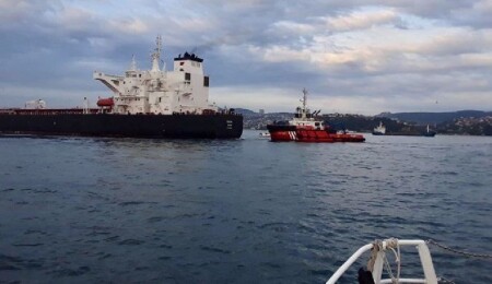 İstanbul Boğazı'nda ham petrol taşıyan tanker kıyıya sürüklendi!