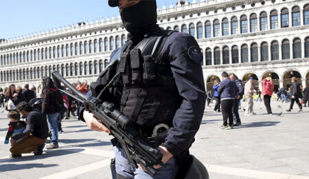 İtalya'da çıplak gezen sığınmacı, yaşlı bir kadına tecavüz etti