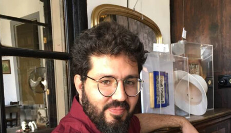 Karapaşaoğlu'ndan Erhürman'a: "Sen bir şiiri bir kamuflajdan daha çok sevdin mi?"