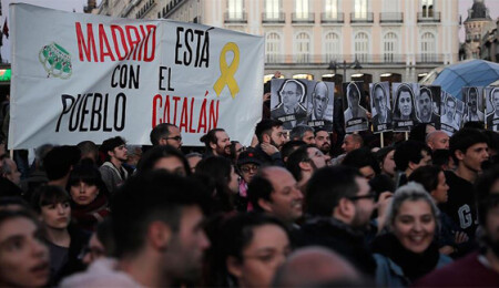 Katalan siyasilerin mahkumiyetine karşı protestolar sürüyor