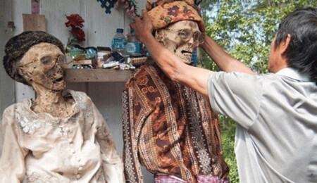 Ölülerle aynı evde yaşıyorlar!