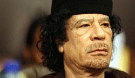 Kaddafi toprağa verildi. Devrik lider çölde gizli bir yere gömüldü