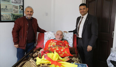 GAÜ Çetinkaya Başkanı Asım Vehbi, efsane kaleci Şevki Özbay'ı ziyaret etti