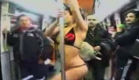 Kamu yararına metroda striptiz yaptı ve...