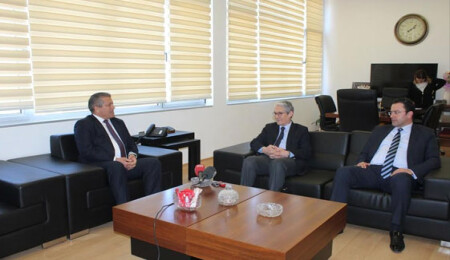 Türkiye'nin Lefkoşa Büyükelçisi Derya Kanbay Gazimağusa Belediye Başkanı İsmail Arter'i ziyaret etti