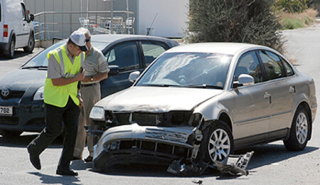 Motorlu polise çarptı, çok üzüldü...