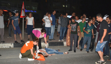 YDÜ'lü iki kız öğrenciye araba çarptı, birinin durumu ağır...