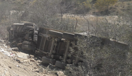 Değirmenlik yolundaki kazalı kamyon 3 gündür vinç bekliyor!
