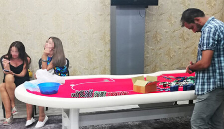 Kıbrıs'tan Antalya'ya gittiler, kumar oynatılan kıraathanede kurpiyerlik yaptılar