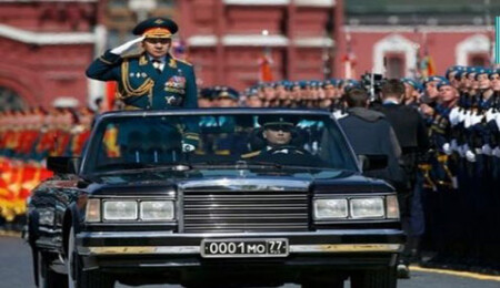 Kızıl Meydan'da askeri geçit töreni