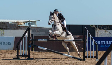 KKTC Binicilik Federasyonu'nun düzenlediği 1. Engel Atlama Yarışı hafta sonu Royal Riding Club'da yapıldı