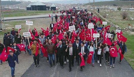 KKTC'li öğrenciler 'Sarıkamış şehitleri' için yürüdü