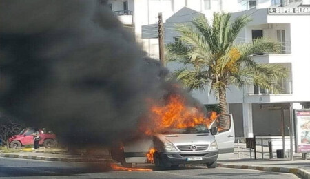 Kliması aşırı ısınan minibüs cayır cayır yandı...