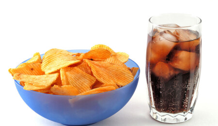 Kola ve cips reklamlarına yasak geliyor...