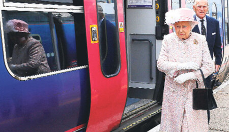 Kraliçe Elizabeth trenden indi otobüse bindi