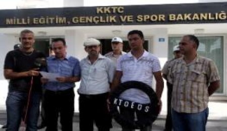 KTOEÖS Eğitim Bakanlığı'na siyah çelenk bıraktı