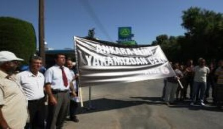 KTÖS TC Büyükelçiliği önünde açıklama yaptı