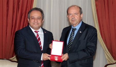 Kumsal olaylarında eşini ve çocuklarını kaybeden İlhan'ın oğlu Prof. Dr. Mustafa Necati İlhan, madalyaya layık görüldü