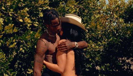 Kylie Jenner ve sevgilisi Playboy'a çıplak poz verdi