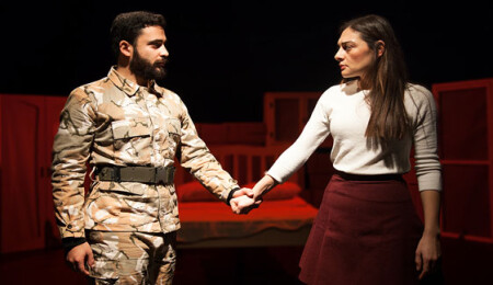 Lefkoşa Belediye Tiyatrosunun İki Kişilik Hırgür oyunu üç kez daha sahnelenecek