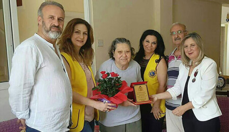 Lefkoşa Sarayönü Lions Kulübü'nden 'Yılın Annesi'ne ziyaret