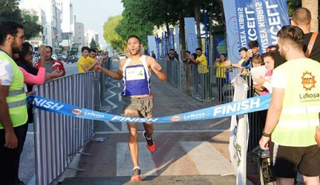 "Lefkoşa Turkcell'le Koşuyor Maratonu"nda 10 ile 21 km yarı maraton koşusu sona erdi