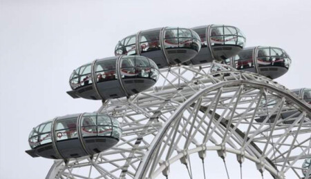 London Eye durdu, turistler kabinlerde bekliyor