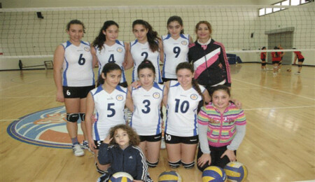 Yıldız kızlar voleybol maçlarına Gazimağusa'da devam edildi