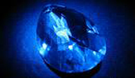 Mavi elmas rekor fiyata satıldı 