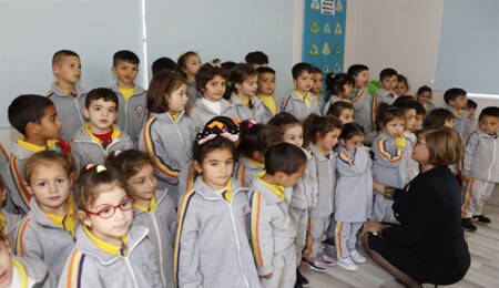 Meral Akıncı, Portakal Çiçekleri Anaokulu'nu ziyaret ederek, öğrencilere selvi fidanı dağıttı