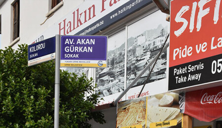 Merhum Av. Akan Gürkan'ın ismi, Girne'de ofisinin bulunduğu sokağa verildi