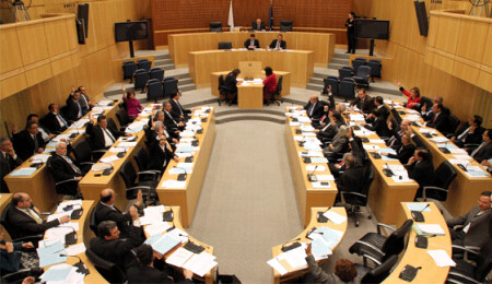 "Kıbrıs Cumhuriyetinin ikinci resmi dili, diğer yabancı dillere indirgendi"