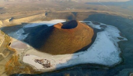 'Dünyanın nazar boncuğu' olarak bilinen Meke Gölü kurudu
