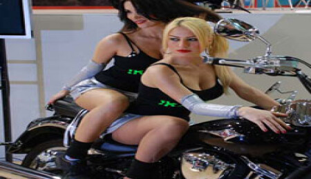 Motorcu kızlar nefes kesti