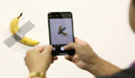 Duvara bantlanmış muz çalışmasını artık polis koruyor