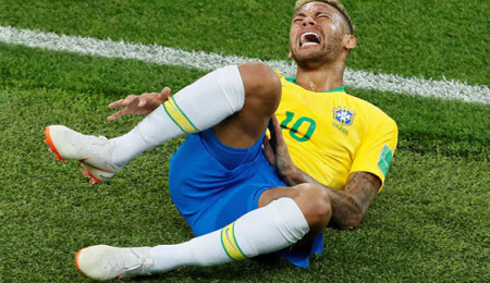Neymar yerde yuvarlanırken Dünya Kupası 14 dakika durdu