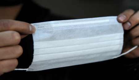 Almanya'da Türkler Covid-19'a karşı maske dikip ücretsiz dağıtıyor