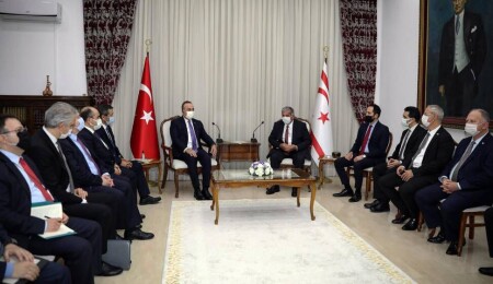 Önder Sennaroğlu – Mevlüt Çavuşoğlu görüşmesi: “Türkiye ile KKTC omuz omuza olduğu sürece haklarımıza kimse dokunamaz”