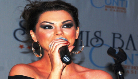 Nez sesi ve şarkıları ile göz doldurdu