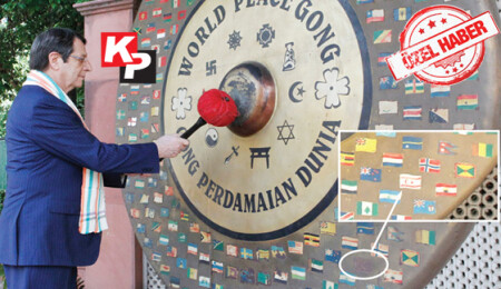 Anastasiades üzerinde KKTC bayrağı da bulunan 'barış gongunu' çaldı, "CNA bayrağı sildi"