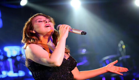 Nilüfer sahnede "Geceler"i Kayahan için söyledi