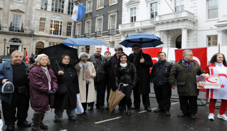 Kanlı Noel, Londra'da protesto edildi